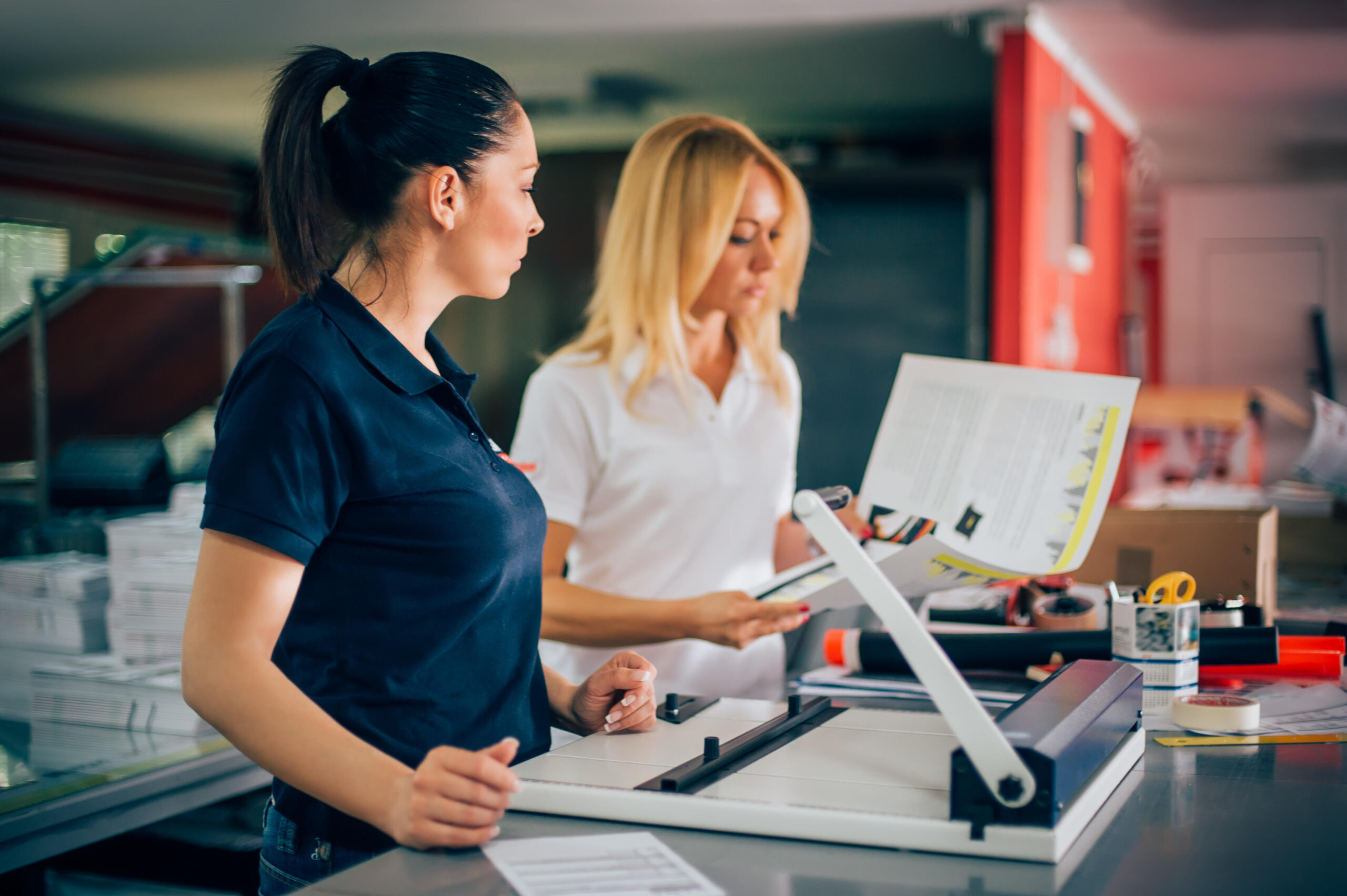 Femmes travaillant en équipe sur un projet d'imprimerie